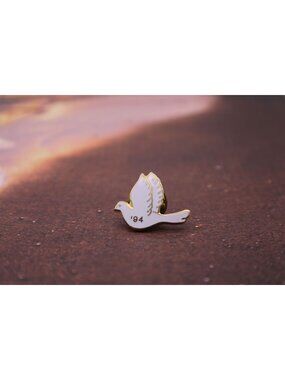 Vintage 1994 White Dove Peace Enamel Lapel Pin Gold Trim Hat Coat Accessory